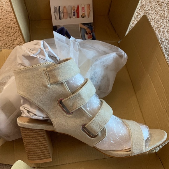 Journee Collection Womens Perkin Gladiator Sandals. Size 7, NEW - Picture 3 of 4